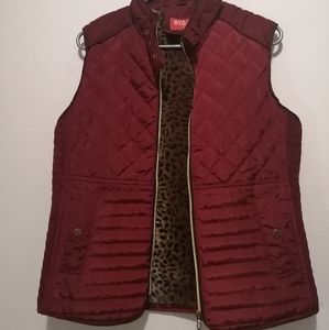 Gilet rouge avec fourrure léopard a l'intérieur